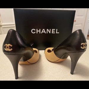 CHANEL Two-Tone Lambskin Mary Jane T-Strap Pumps Size 7.5 US/ EUR 38